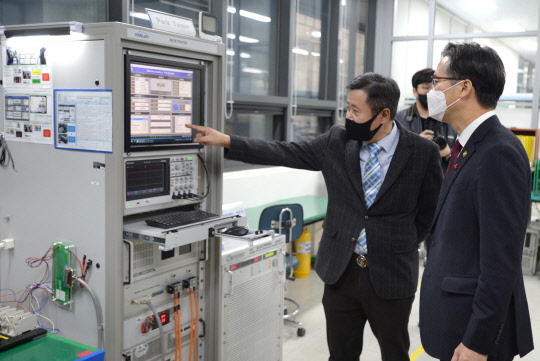 박진규 산업통상자원부 차관이 18일 경기도 안양시에 소재한 이차전지 생산기업 '미섬시스텍'을 방문해 관계자로부터 설명을 듣고 있다. <산업통상자원부 제공>